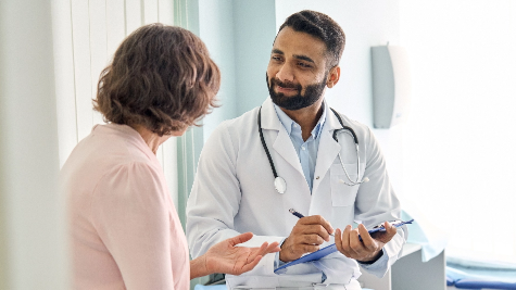 Docteur parlant à un patient
